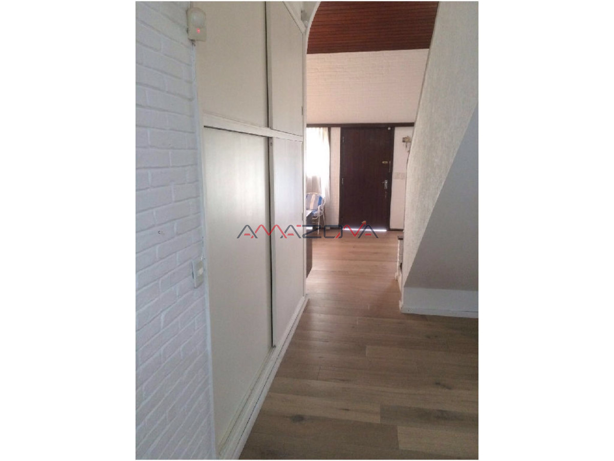 Casa ID.4915 - Casa ubicada en zona de la mansa. En inmejorable entorno, la misma cuenta con cuatro dormitorios, dos de ellos en suite, tres baños, dorm y b. de serv