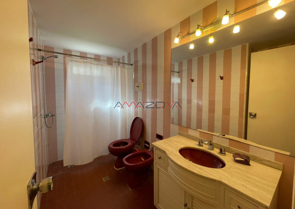 Casa ID.4915 - Casa ubicada en zona de la mansa. En inmejorable entorno, la misma cuenta con cuatro dormitorios, dos de ellos en suite, tres baños, dorm y b. de serv