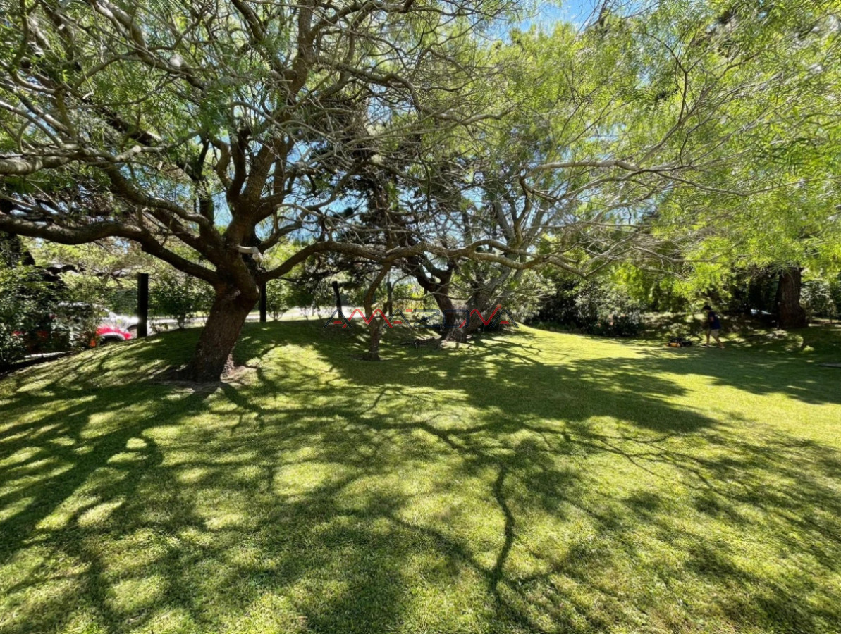 Casa ID.4915 - Casa ubicada en zona de la mansa. En inmejorable entorno, la misma cuenta con cuatro dormitorios, dos de ellos en suite, tres baños, dorm y b. de serv