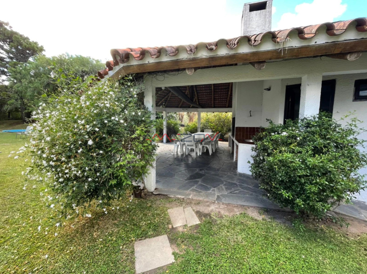 Casa ID.4915 - Casa ubicada en zona de la mansa. En inmejorable entorno, la misma cuenta con cuatro dormitorios, dos de ellos en suite, tres baños, dorm y b. de serv