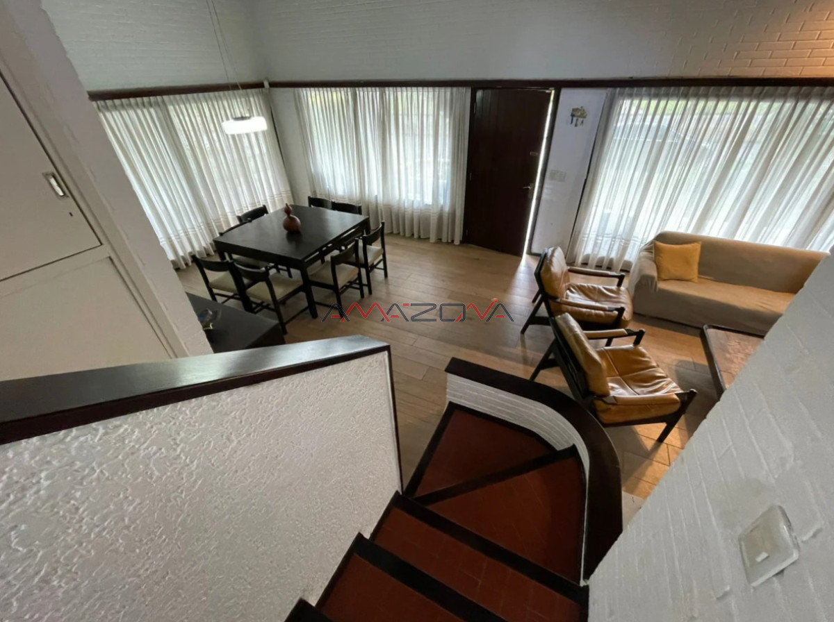 Casa ID.4915 - Casa ubicada en zona de la mansa. En inmejorable entorno, la misma cuenta con cuatro dormitorios, dos de ellos en suite, tres baños, dorm y b. de serv