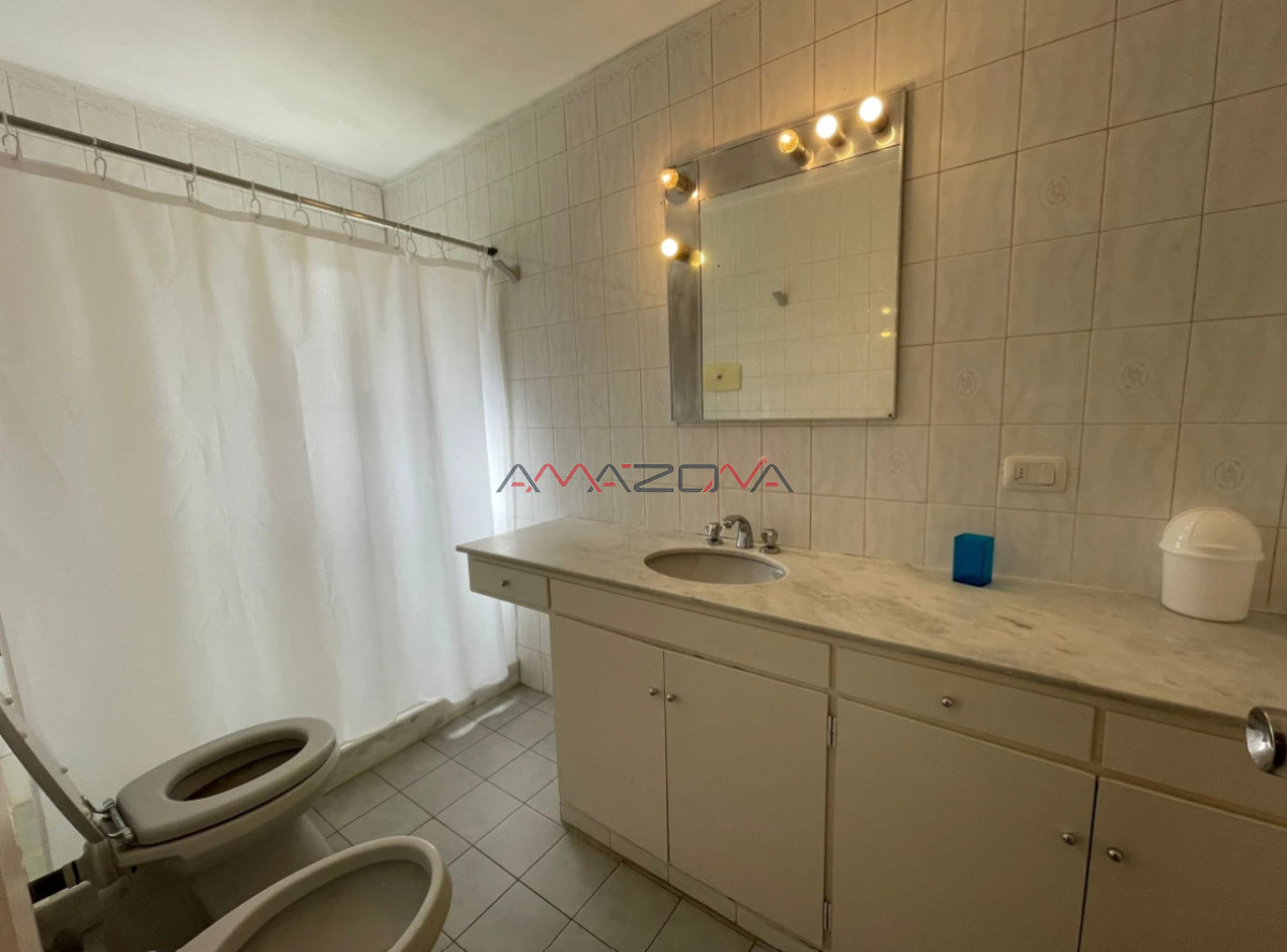 Casa ID.4915 - Casa ubicada en zona de la mansa. En inmejorable entorno, la misma cuenta con cuatro dormitorios, dos de ellos en suite, tres baños, dorm y b. de serv