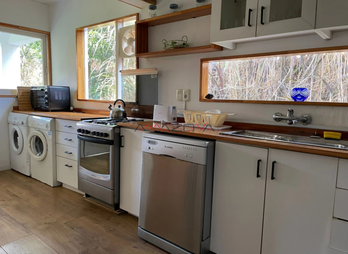 Casa ID.4915 - Casa ubicada en zona de la mansa. En inmejorable entorno, la misma cuenta con cuatro dormitorios, dos de ellos en suite, tres baños, dorm y b. de serv