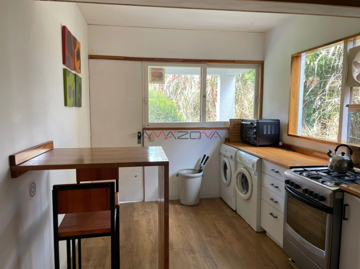 Casa ID.4915 - Casa ubicada en zona de la mansa. En inmejorable entorno, la misma cuenta con cuatro dormitorios, dos de ellos en suite, tres baños, dorm y b. de serv