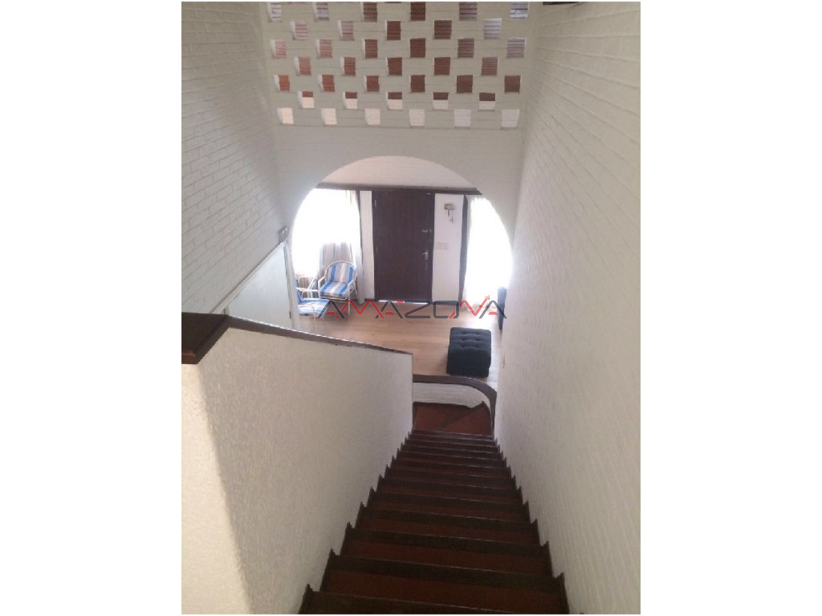 Casa ID.4915 - Casa ubicada en zona de la mansa. En inmejorable entorno, la misma cuenta con cuatro dormitorios, dos de ellos en suite, tres baños, dorm y b. de serv