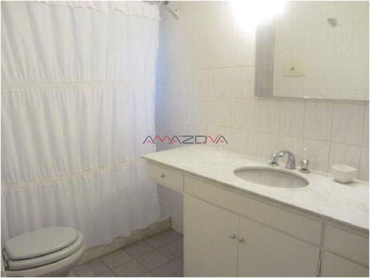 Casa ID.4915 - Casa ubicada en zona de la mansa. En inmejorable entorno, la misma cuenta con cuatro dormitorios, dos de ellos en suite, tres baños, dorm y b. de serv