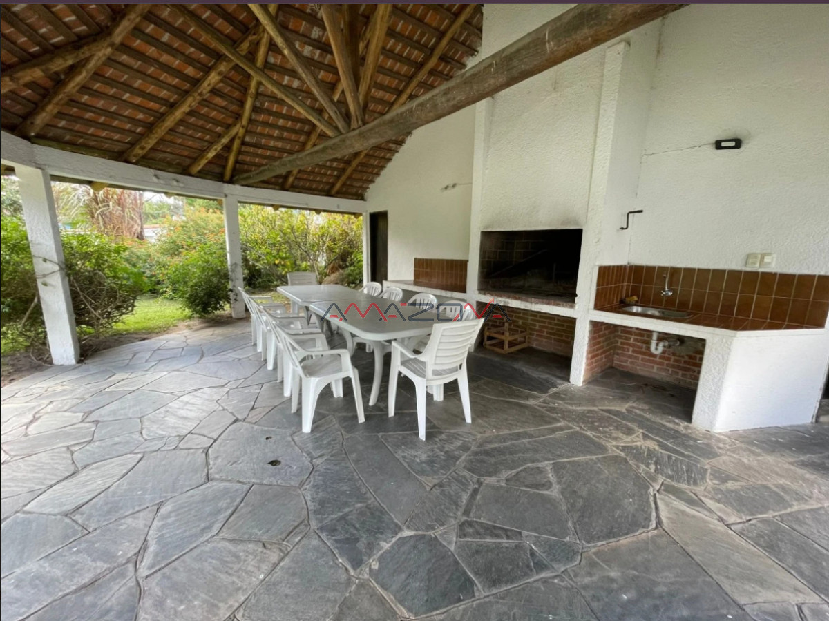 Casa ID.4915 - Casa ubicada en zona de la mansa. En inmejorable entorno, la misma cuenta con cuatro dormitorios, dos de ellos en suite, tres baños, dorm y b. de serv