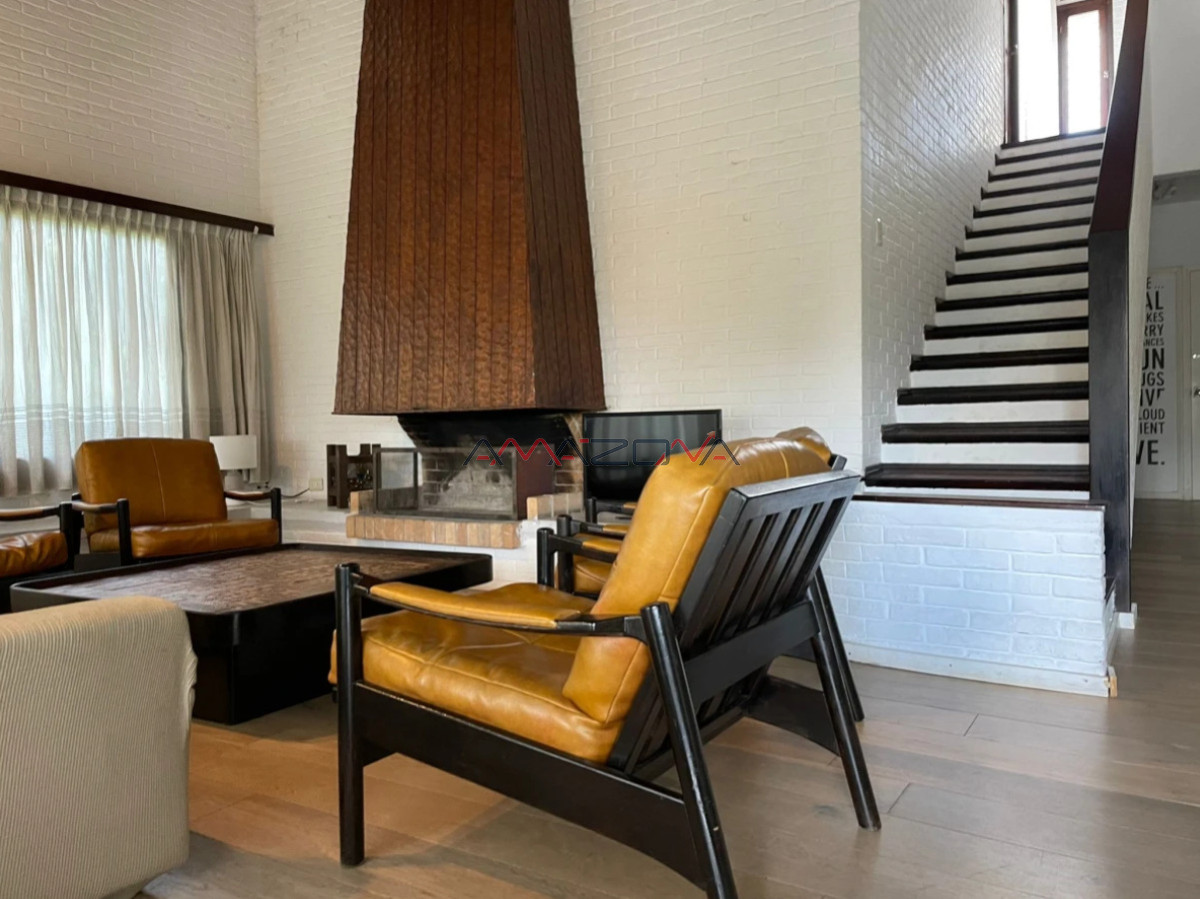 Casa ID.4915 - Casa ubicada en zona de la mansa. En inmejorable entorno, la misma cuenta con cuatro dormitorios, dos de ellos en suite, tres baños, dorm y b. de serv