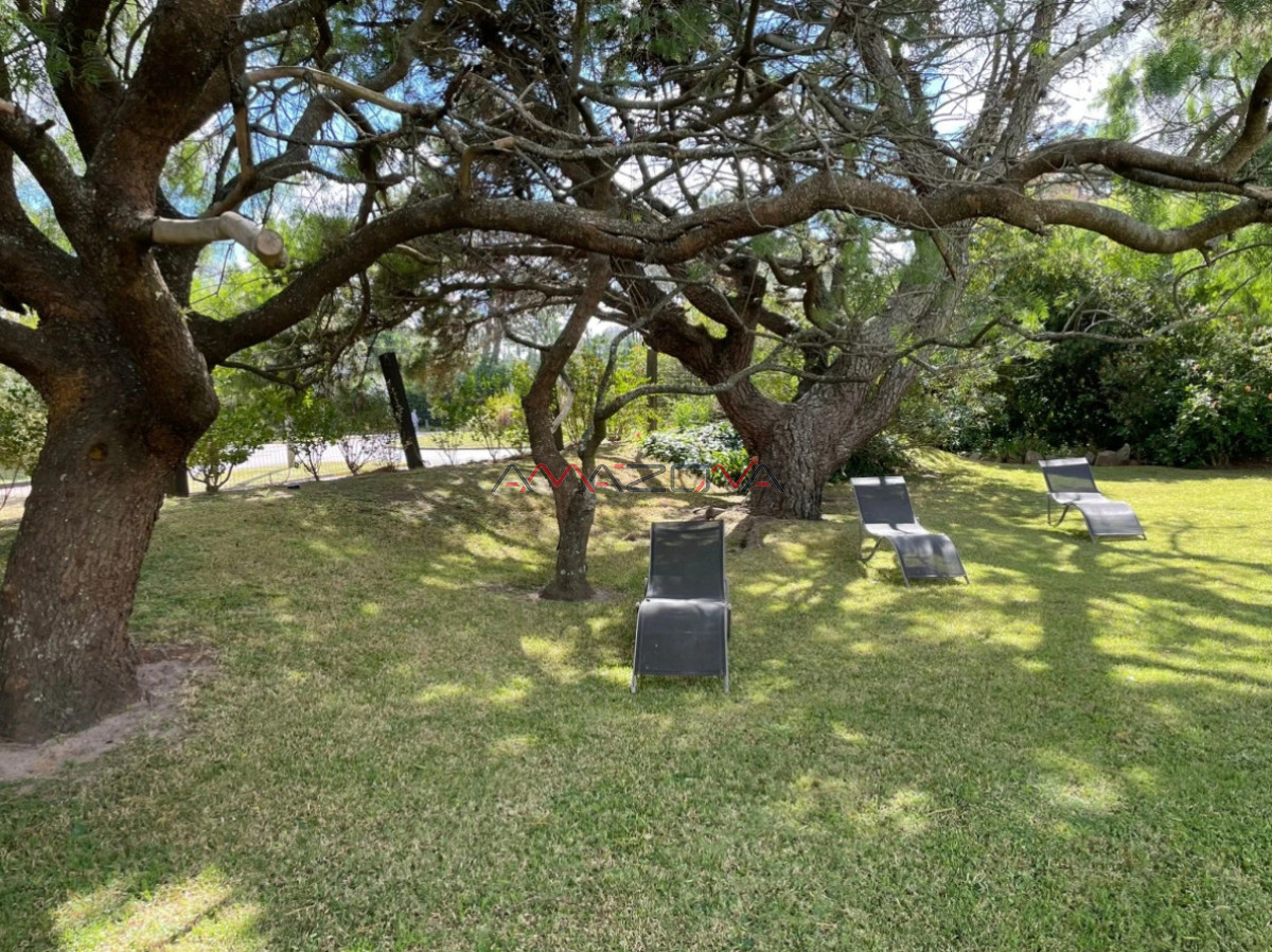Casa ID.4915 - Casa ubicada en zona de la mansa. En inmejorable entorno, la misma cuenta con cuatro dormitorios, dos de ellos en suite, tres baños, dorm y b. de serv