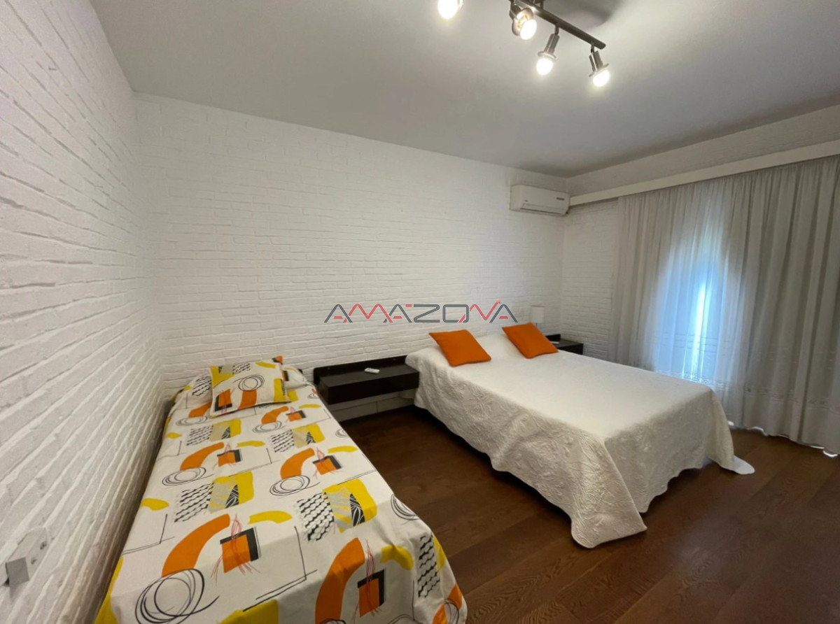 Casa ID.4915 - Casa ubicada en zona de la mansa. En inmejorable entorno, la misma cuenta con cuatro dormitorios, dos de ellos en suite, tres baños, dorm y b. de serv