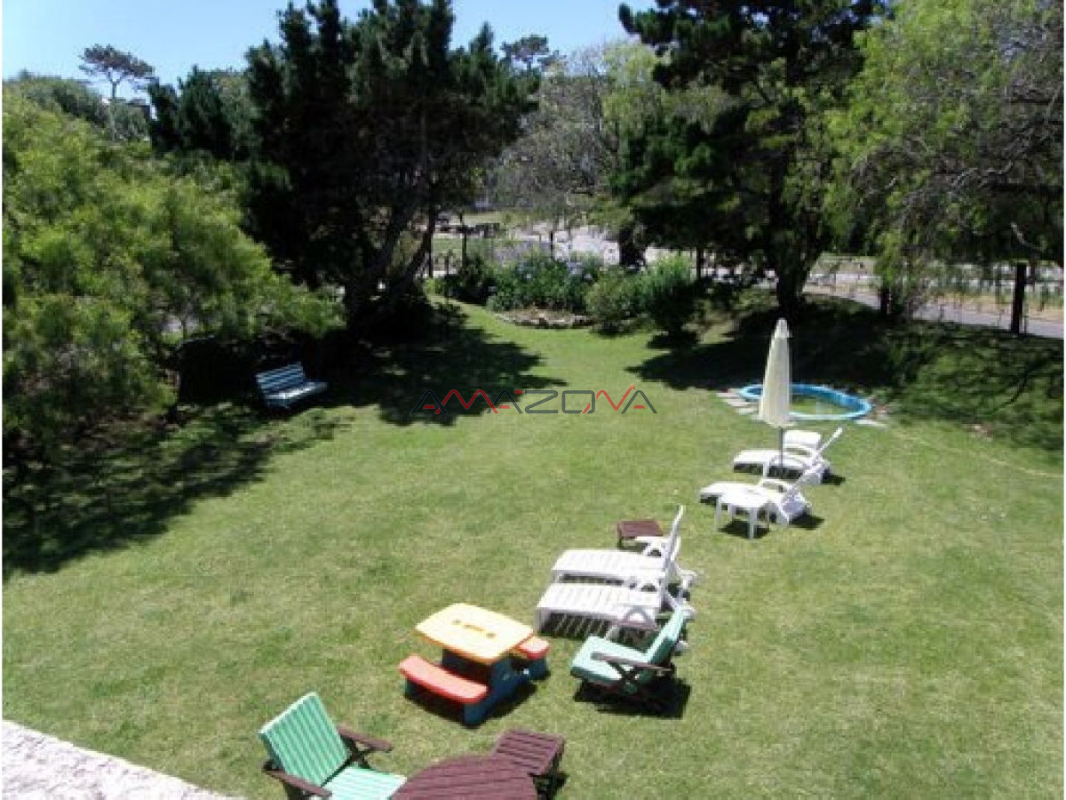 Casa ID.4915 - Casa ubicada en zona de la mansa. En inmejorable entorno, la misma cuenta con cuatro dormitorios, dos de ellos en suite, tres baños, dorm y b. de serv