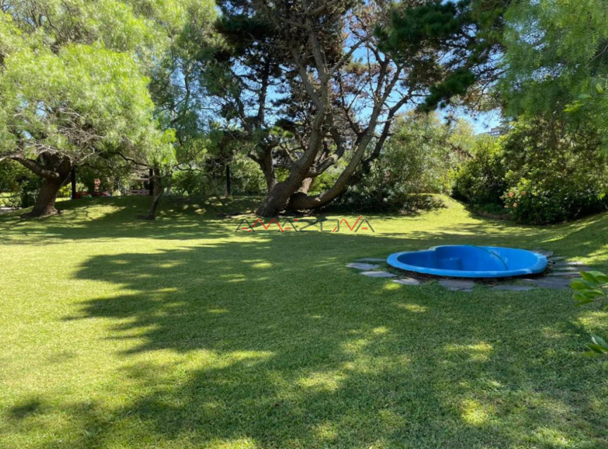 Casa ID.4915 - Casa ubicada en zona de la mansa. En inmejorable entorno, la misma cuenta con cuatro dormitorios, dos de ellos en suite, tres baños, dorm y b. de serv