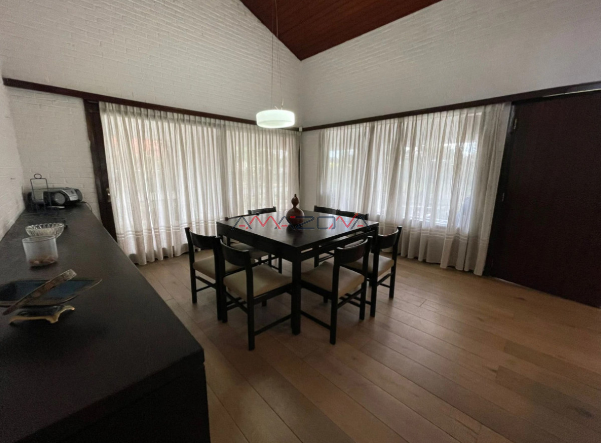 Casa ID.4915 - Casa ubicada en zona de la mansa. En inmejorable entorno, la misma cuenta con cuatro dormitorios, dos de ellos en suite, tres baños, dorm y b. de serv