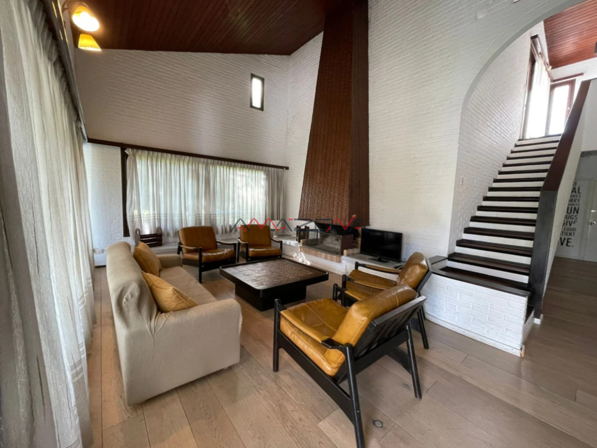 Casa ID.4915 - Casa ubicada en zona de la mansa. En inmejorable entorno, la misma cuenta con cuatro dormitorios, dos de ellos en suite, tres baños, dorm y b. de serv