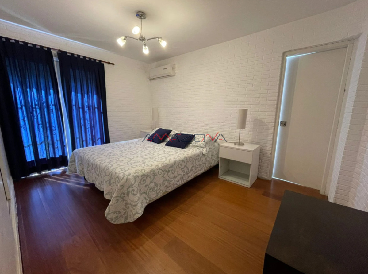 Casa ID.4915 - Casa ubicada en zona de la mansa. En inmejorable entorno, la misma cuenta con cuatro dormitorios, dos de ellos en suite, tres baños, dorm y b. de serv