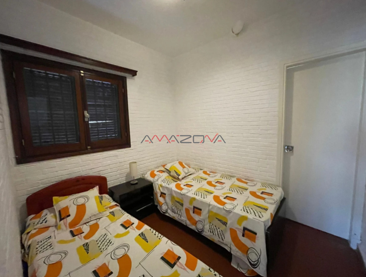 Casa ID.4915 - Casa ubicada en zona de la mansa. En inmejorable entorno, la misma cuenta con cuatro dormitorios, dos de ellos en suite, tres baños, dorm y b. de serv