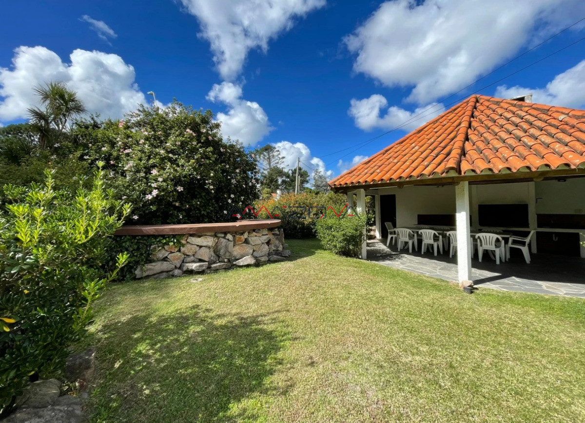 Casa ID.4915 - Casa ubicada en zona de la mansa. En inmejorable entorno, la misma cuenta con cuatro dormitorios, dos de ellos en suite, tres baños, dorm y b. de serv