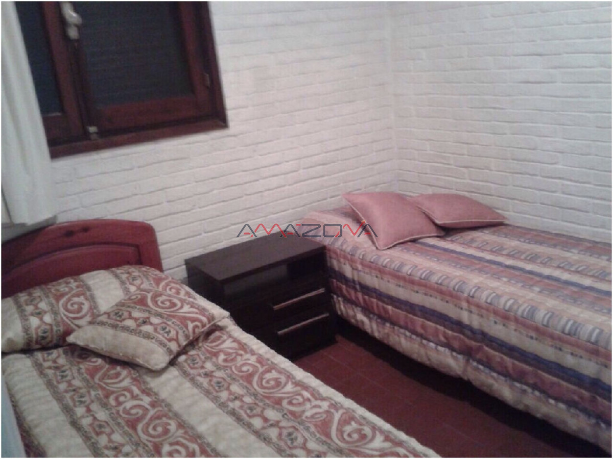 Casa ID.4915 - Casa ubicada en zona de la mansa. En inmejorable entorno, la misma cuenta con cuatro dormitorios, dos de ellos en suite, tres baños, dorm y b. de serv