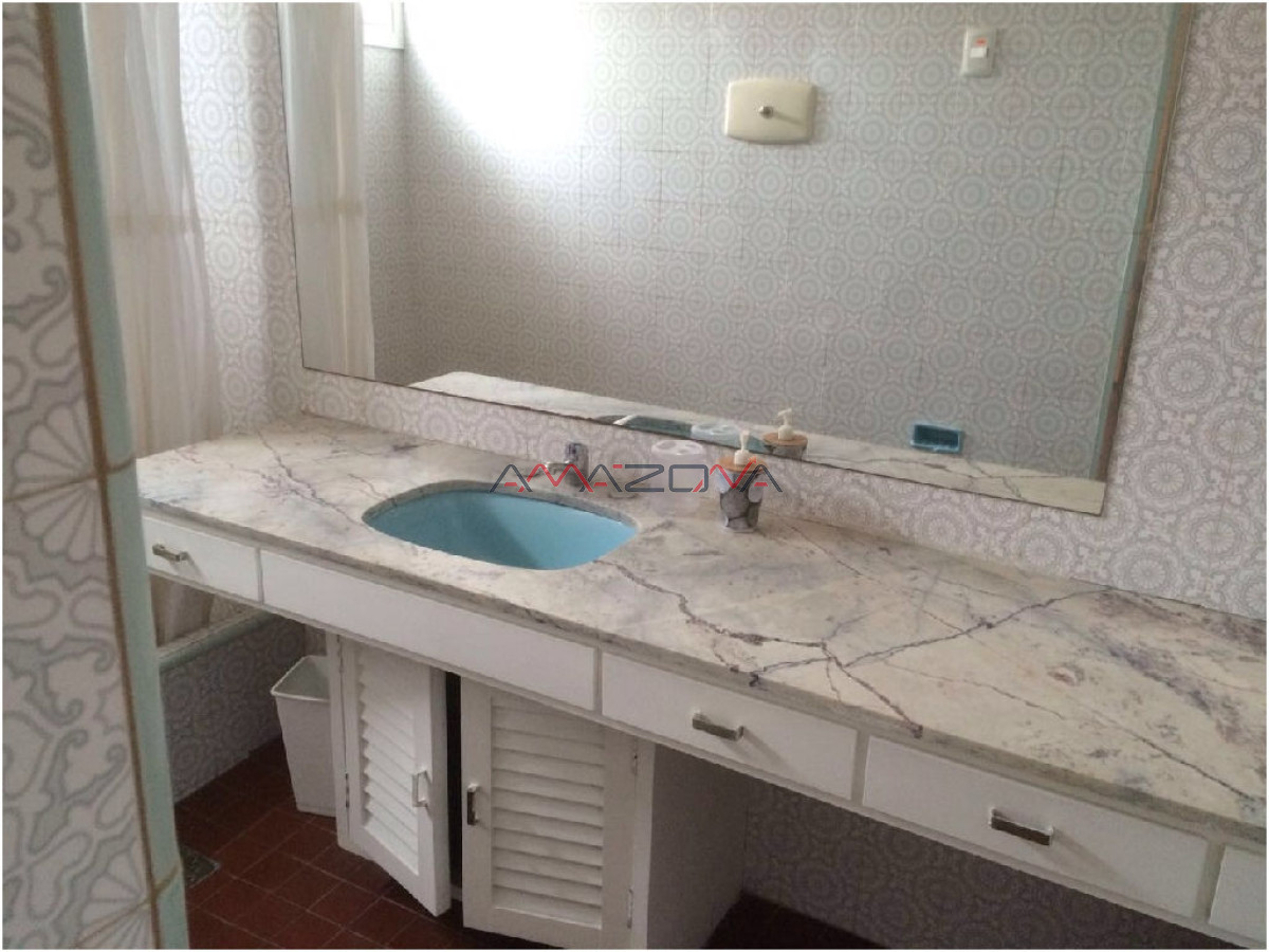 Casa ID.4915 - Casa ubicada en zona de la mansa. En inmejorable entorno, la misma cuenta con cuatro dormitorios, dos de ellos en suite, tres baños, dorm y b. de serv
