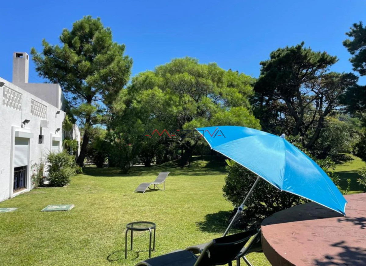 Casa ID.4915 - Casa ubicada en zona de la mansa. En inmejorable entorno, la misma cuenta con cuatro dormitorios, dos de ellos en suite, tres baños, dorm y b. de serv