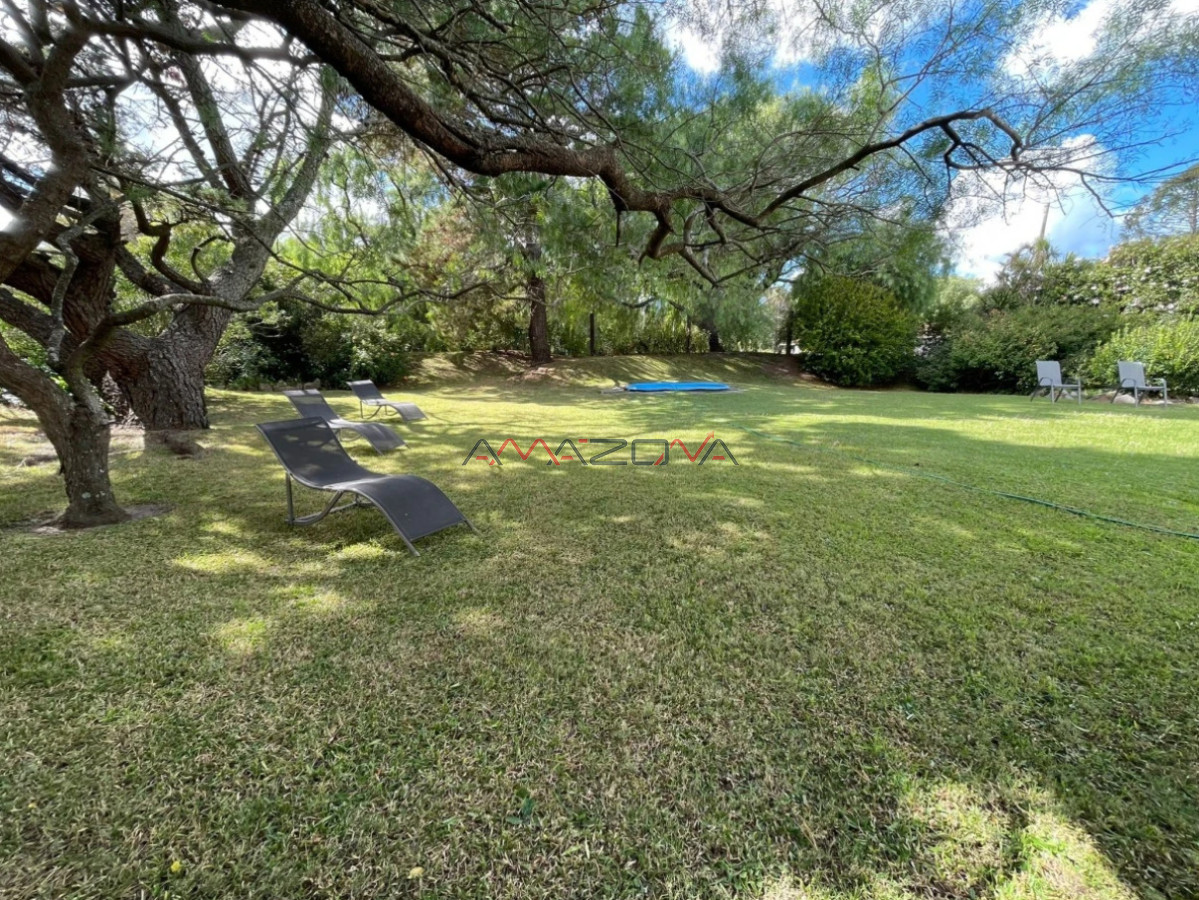 Casa ID.4915 - Casa ubicada en zona de la mansa. En inmejorable entorno, la misma cuenta con cuatro dormitorios, dos de ellos en suite, tres baños, dorm y b. de serv