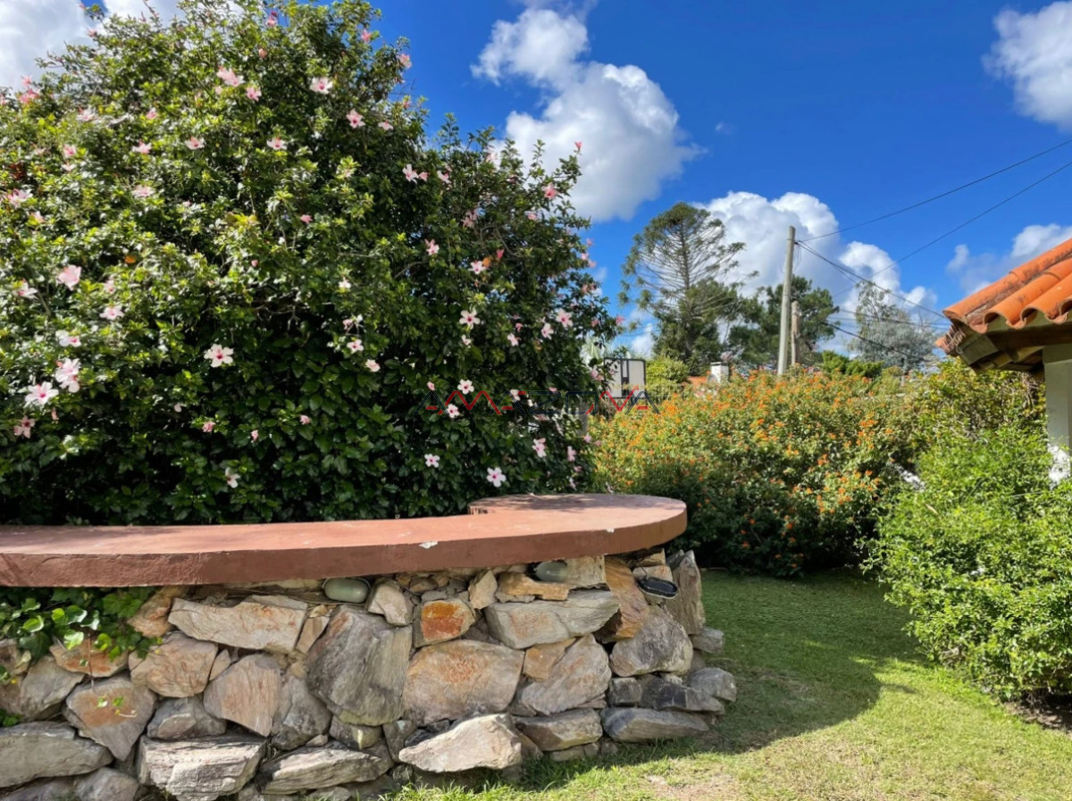 Casa ID.4915 - Casa ubicada en zona de la mansa. En inmejorable entorno, la misma cuenta con cuatro dormitorios, dos de ellos en suite, tres baños, dorm y b. de serv