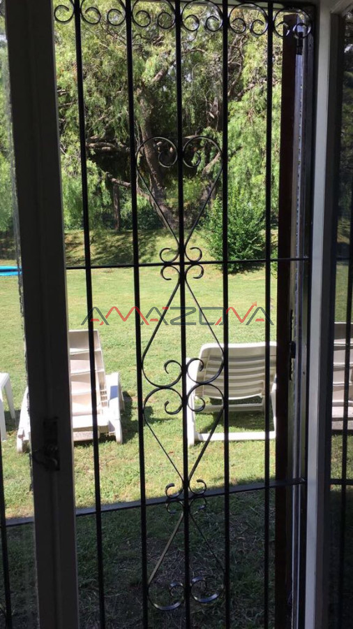 Casa ID.4915 - Casa ubicada en zona de la mansa. En inmejorable entorno, la misma cuenta con cuatro dormitorios, dos de ellos en suite, tres baños, dorm y b. de serv