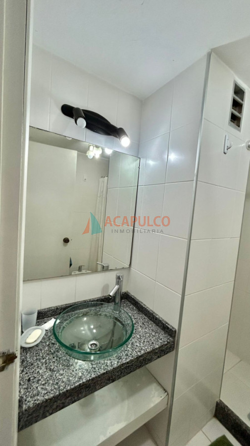 Apartamento ID.1441 - Apartamento de 1 dormitorio y medio con parrillero propio en edificio frente al mar con piscina