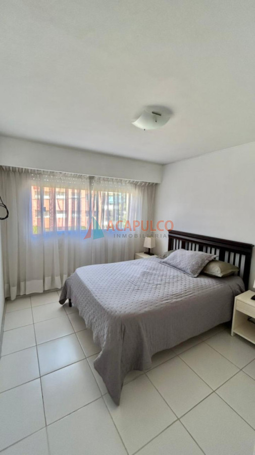 Apartamento ID.1441 - Apartamento de 1 dormitorio y medio con parrillero propio en edificio frente al mar con piscina