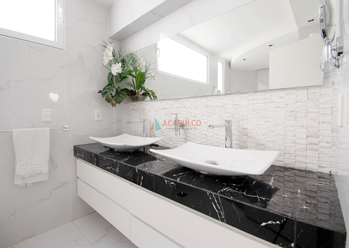 Apartamento ID.6317 - Venta apartamento 4 dormitorios, 4 baños, parrillero, 2 garajes,  vista al MAR