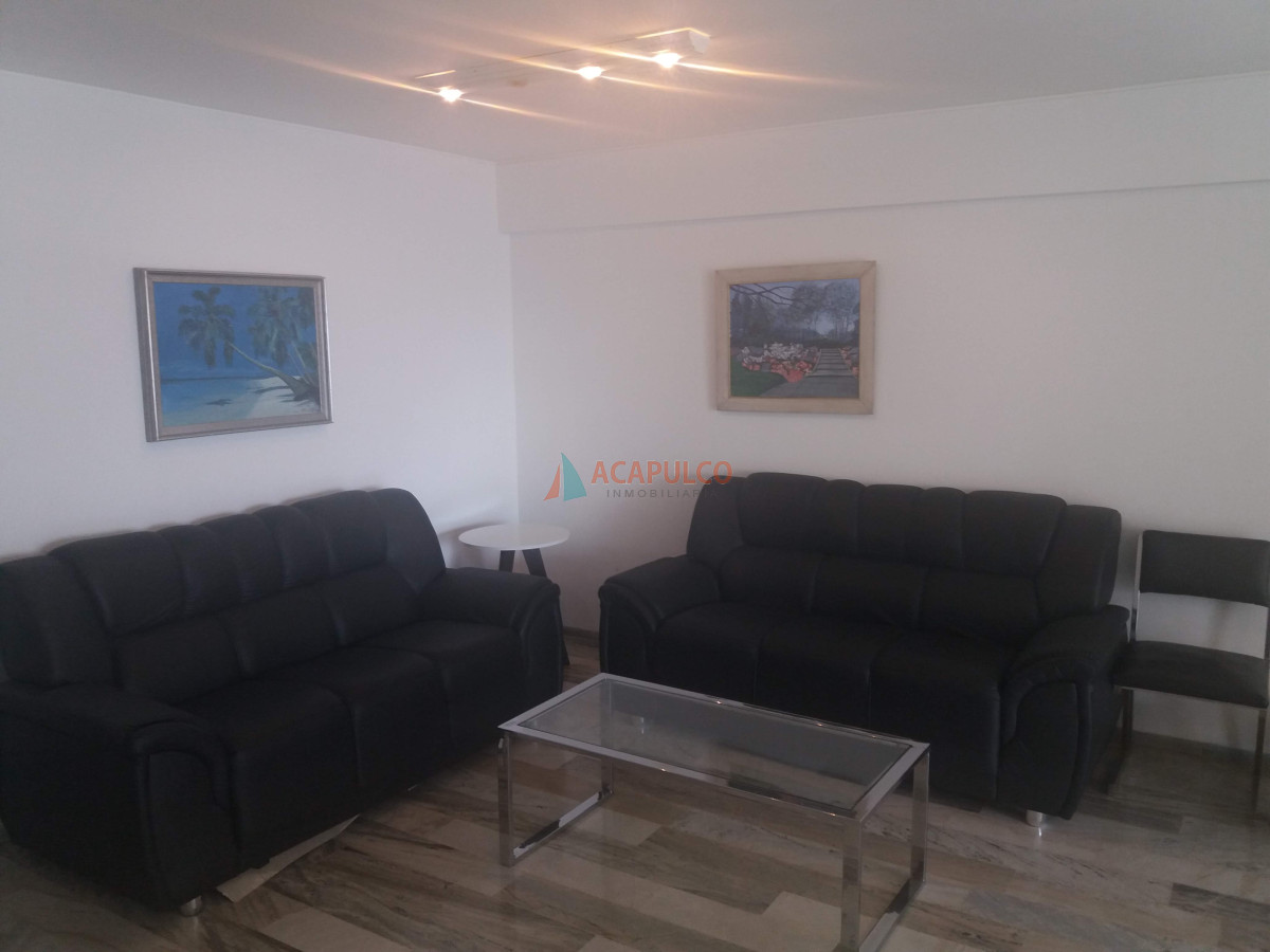 Apartamento Ref.1762/Apartamento-en-la-Peninsula-de-3-dormitorios-y-2-ba��os,-living-comedor,-cocina,-lavadero,-garaje-,-servicio-de-mucamas. - Apartamento en la Peninsula de 3 dormitorios y 2 baños, living comedor, cocina, lavadero, garaje , servicio de mucamas.