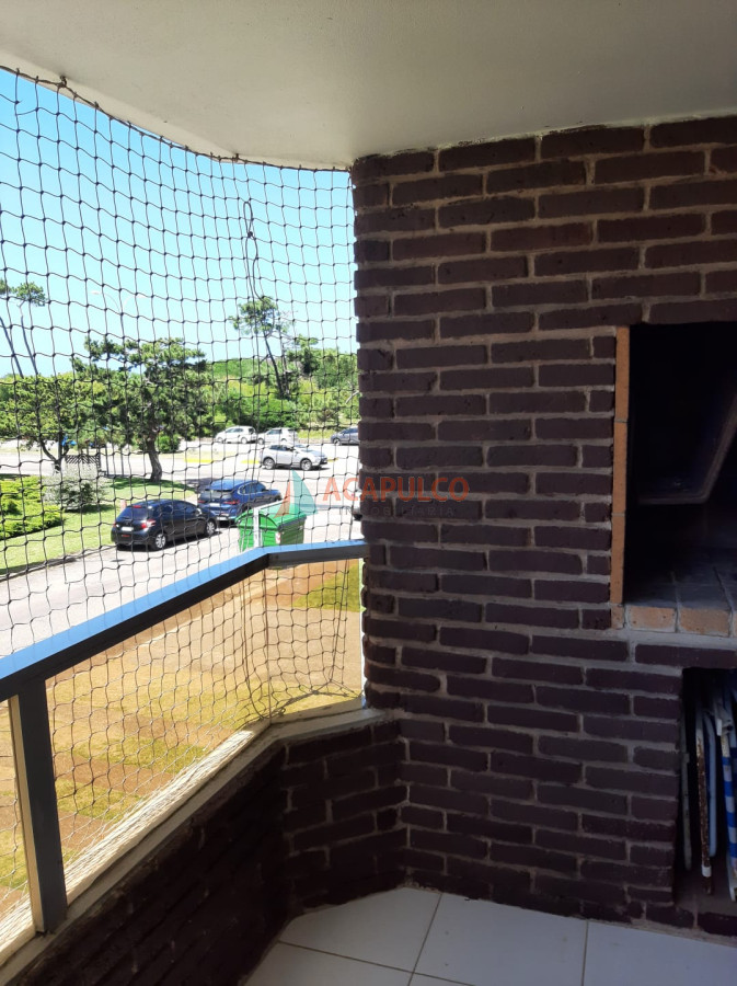 Apartamento Ref.1441/Edificio-frente-al-mar,-lateral,-hermoso-apartamento,-muy-prolijo.-Living-comedor,-cocina-equipada,-terraza-con-parrillero - Apartamento de 1 dormitorio y medio con parrillero propio en edificio frente al mar con piscina
