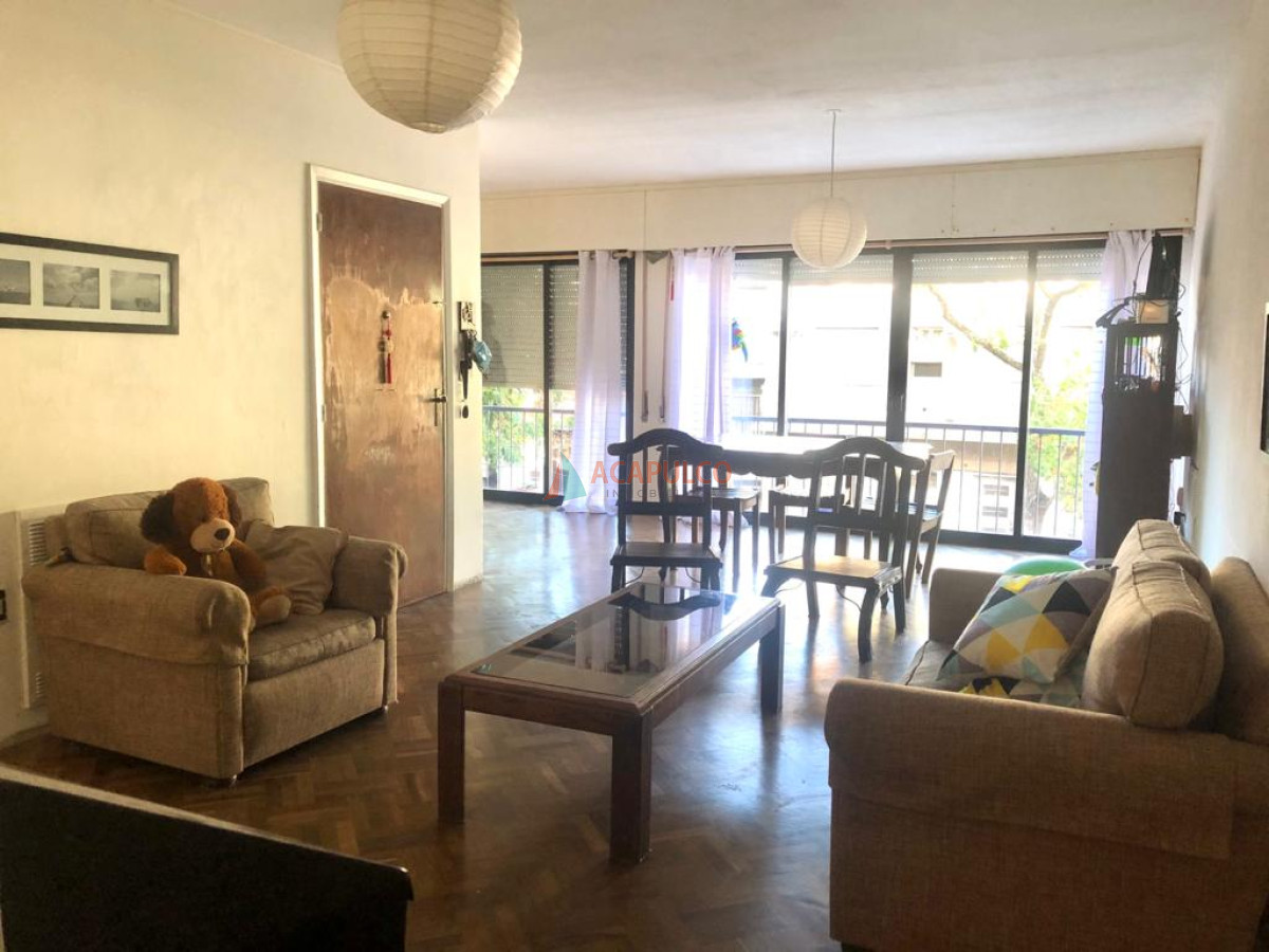 Apartamento ID.5611 - Alquiler apartamento 3 dormitorios, 2 baños Estufa a leña en Pocitos