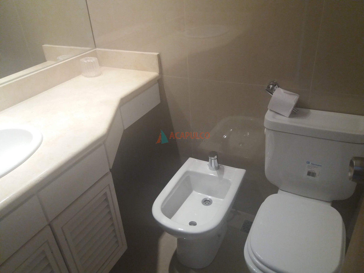 Apartamento Ref.1762/Apartamento-en-la-Peninsula-de-3-dormitorios-y-2-ba��os,-living-comedor,-cocina,-lavadero,-garaje-,-servicio-de-mucamas. - Apartamento en la Peninsula de 3 dormitorios y 2 baños, living comedor, cocina, lavadero, garaje , servicio de mucamas.