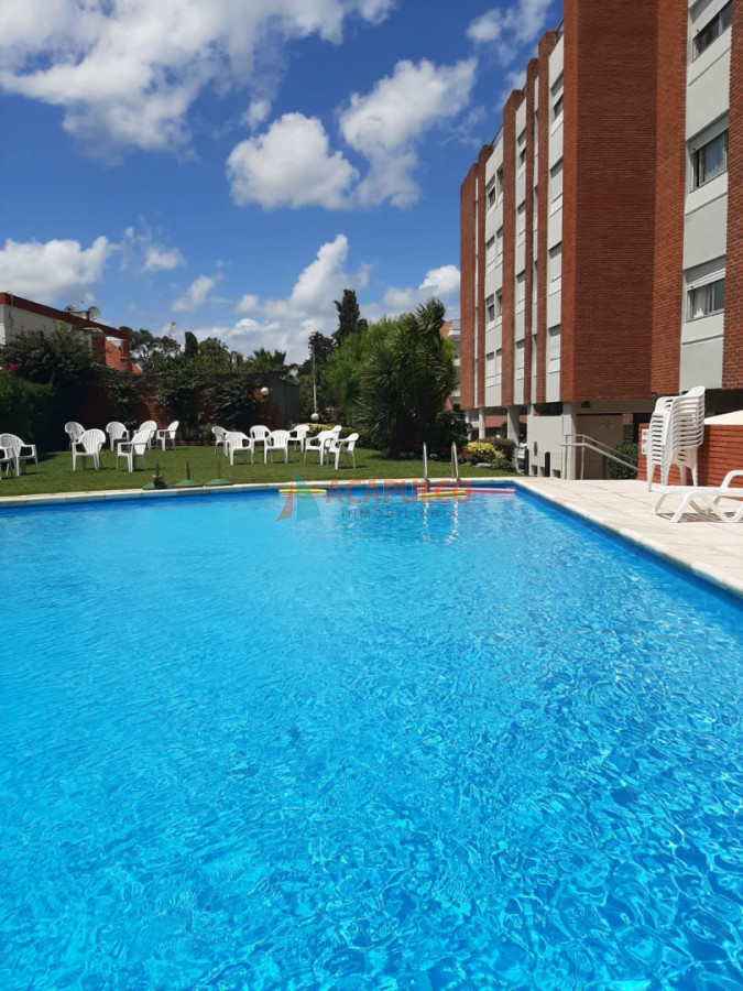 Apartamento ID.1441 - Apartamento de 1 dormitorio y medio con parrillero propio en edificio frente al mar con piscina