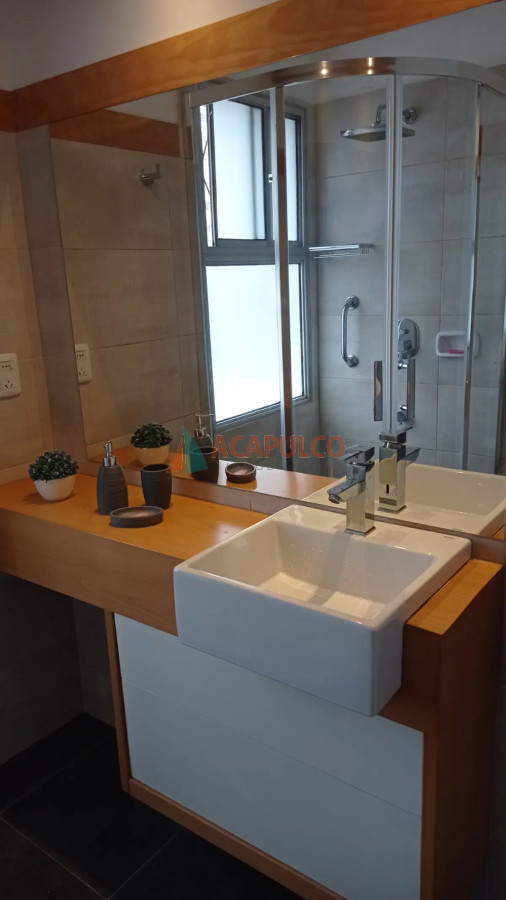 Apartamento Ref.6189/Península---Punta-del-Este---Apartamento-en-alquiler-de-2-dormitorios-y-1-baño-completos---Con-cochera - Península - Punta del Este - Apartamento en alquiler de 2 dormitorios y 1 baño completos - Con cochera