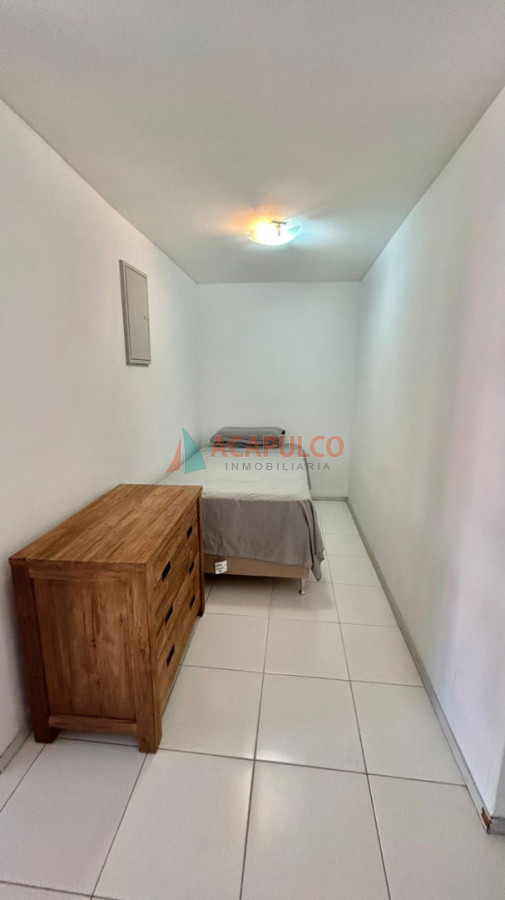 Apartamento ID.1441 - Apartamento de 1 dormitorio y medio con parrillero propio en edificio frente al mar con piscina