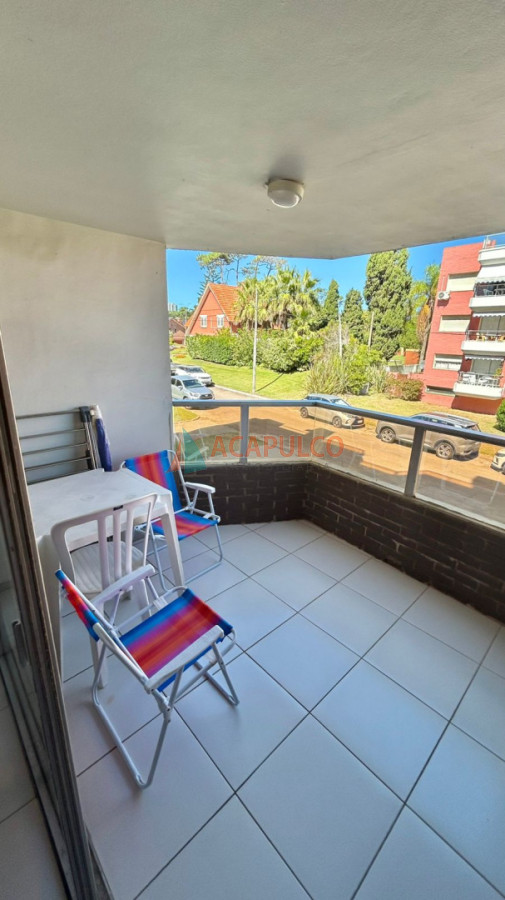 Apartamento ID.1441 - Apartamento de 1 dormitorio y medio con parrillero propio en edificio frente al mar con piscina