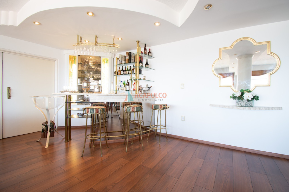 Apartamento ID.6317 - Venta apartamento 4 dormitorios, 4 baños, parrillero, 2 garajes,  vista al MAR