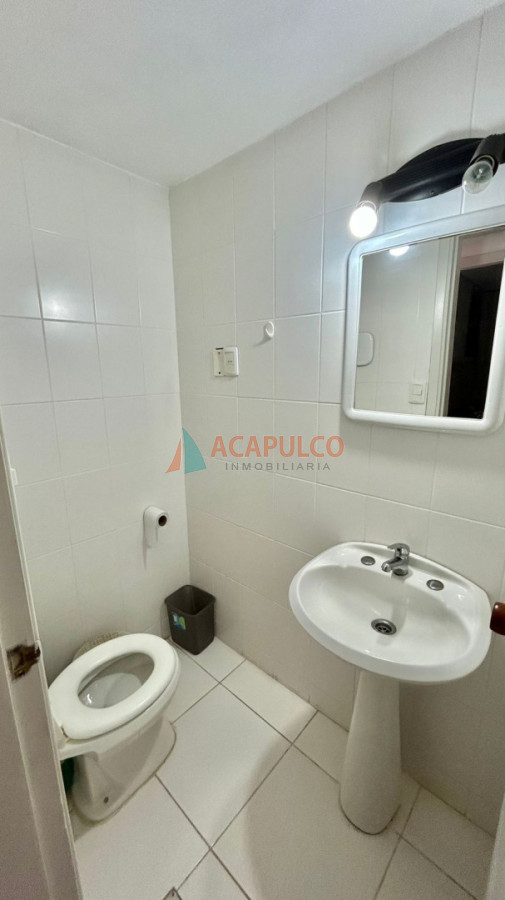 Apartamento ID.1441 - Apartamento de 1 dormitorio y medio con parrillero propio en edificio frente al mar con piscina
