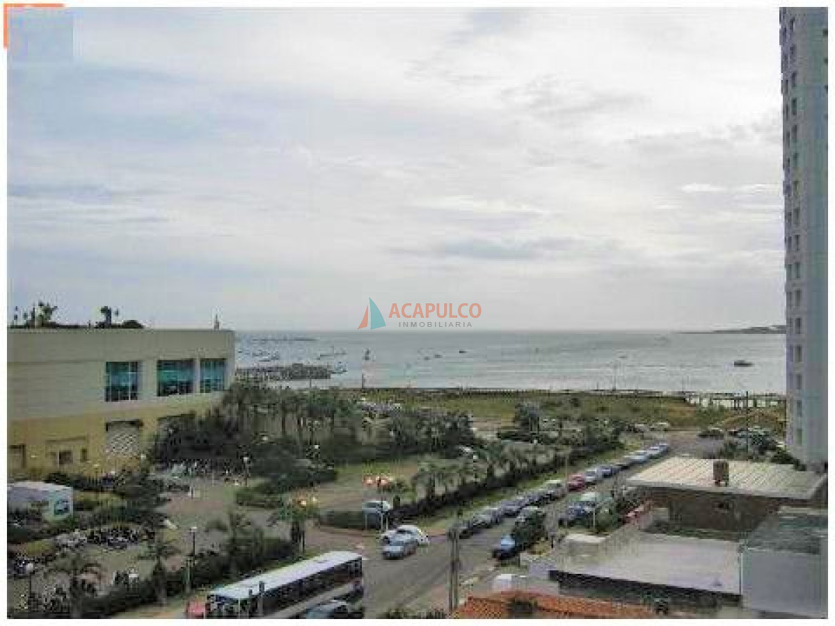 Apartamento ID.852 - Excelente apartamento con muy buenos servicios a metros del mar.-