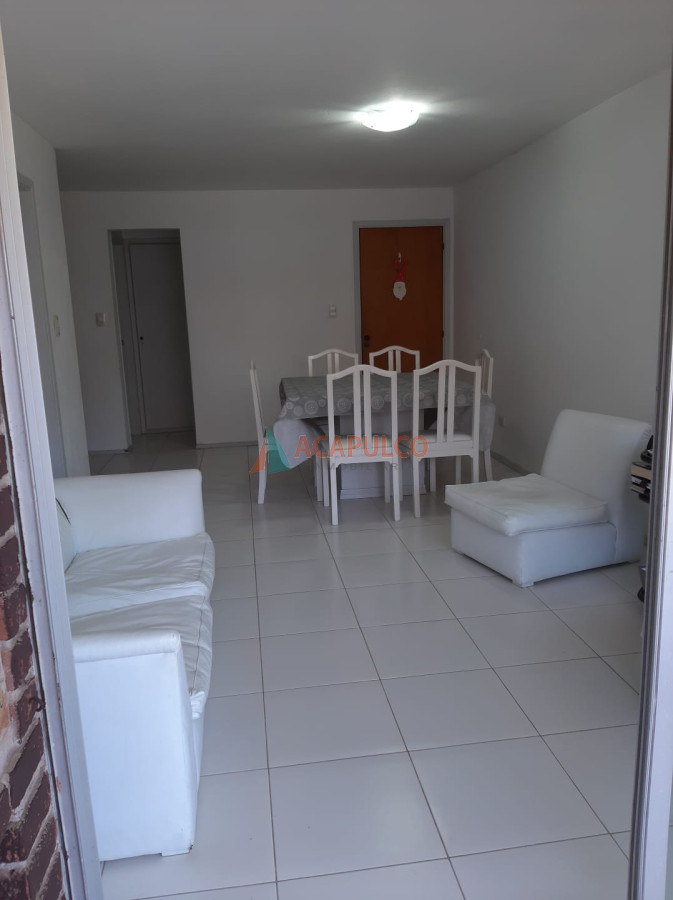 Apartamento Ref.1441/Edificio-frente-al-mar,-lateral,-hermoso-apartamento,-muy-prolijo.-Living-comedor,-cocina-equipada,-terraza-con-parrillero - Apartamento de 1 dormitorio y medio con parrillero propio en edificio frente al mar con piscina