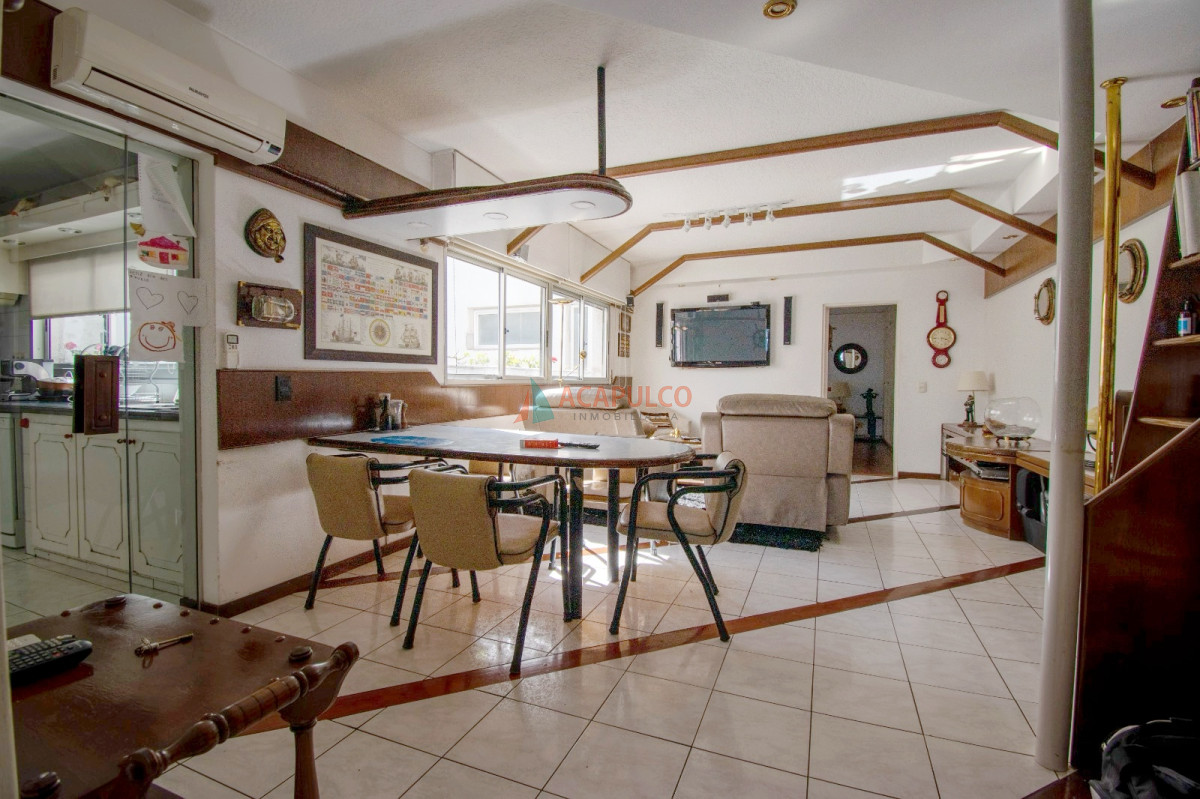 Apartamento ID.6317 - Venta apartamento 4 dormitorios, 4 baños, parrillero, 2 garajes,  vista al MAR