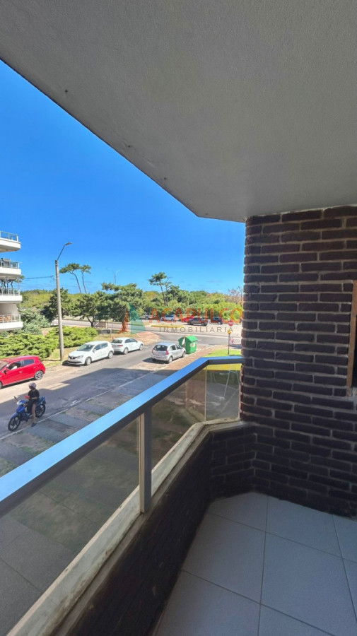Apartamento ID.1441 - Apartamento de 1 dormitorio y medio con parrillero propio en edificio frente al mar con piscina