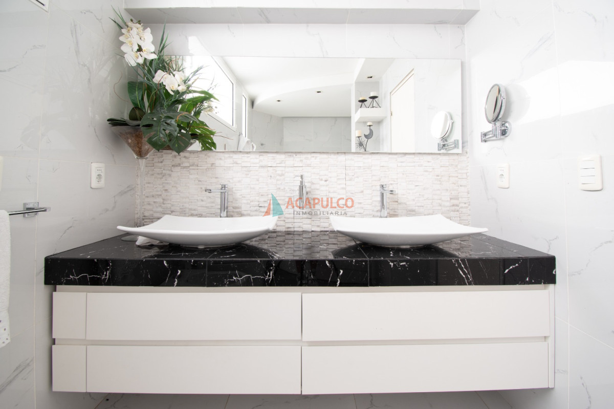 Apartamento ID.6317 - Venta apartamento 4 dormitorios, 4 baños, parrillero, 2 garajes,  vista al MAR