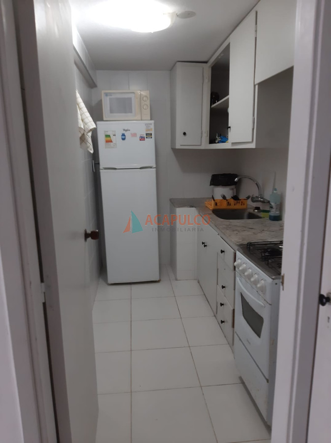 Apartamento Ref.1441/Edificio-frente-al-mar,-lateral,-hermoso-apartamento,-muy-prolijo.-Living-comedor,-cocina-equipada,-terraza-con-parrillero - Apartamento de 1 dormitorio y medio con parrillero propio en edificio frente al mar con piscina