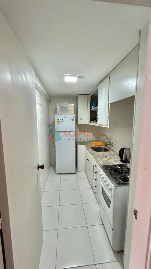 Apartamento ID.1441 - Apartamento de 1 dormitorio y medio con parrillero propio en edificio frente al mar con piscina