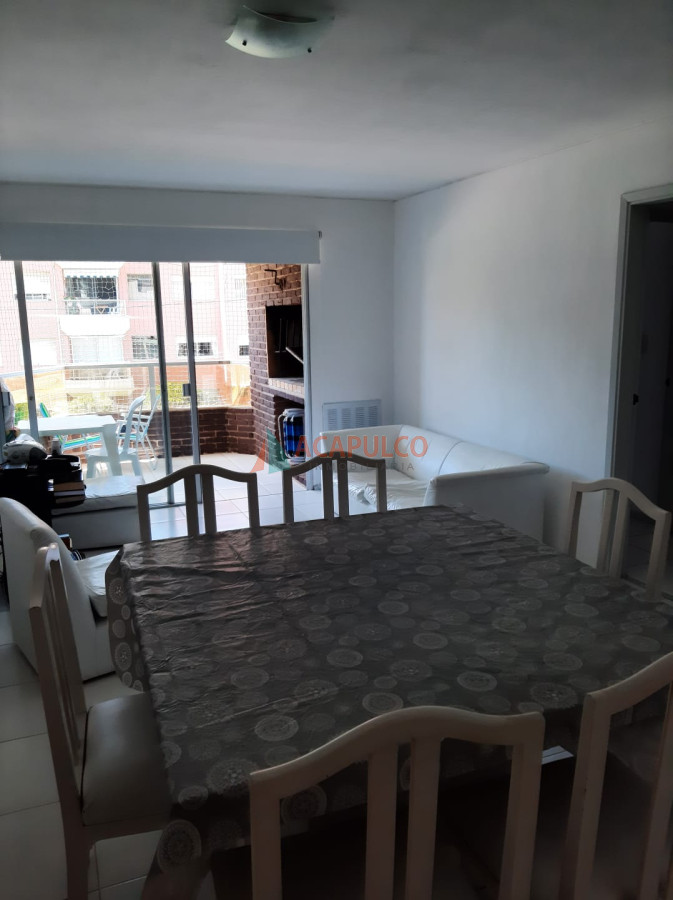 Apartamento Ref.1441/Edificio-frente-al-mar,-lateral,-hermoso-apartamento,-muy-prolijo.-Living-comedor,-cocina-equipada,-terraza-con-parrillero - Apartamento de 1 dormitorio y medio con parrillero propio en edificio frente al mar con piscina