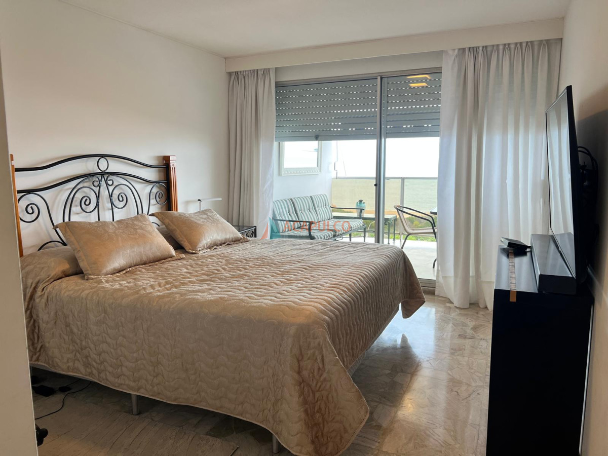 Apartamento Ref.4730/Espléndido-semipiso-4-dorm.-y-servicio-frente-al-mar-en-la-Mansa---Tequendama - Espléndido semipiso 4 dorm. y servicio frente al mar en la Mansa - Tequendama
