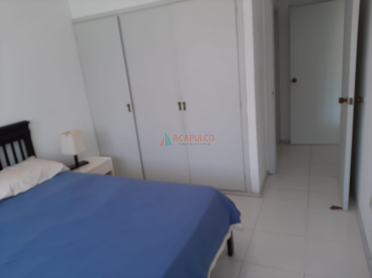 Apartamento Ref.1441/Edificio-frente-al-mar,-lateral,-hermoso-apartamento,-muy-prolijo.-Living-comedor,-cocina-equipada,-terraza-con-parrillero - Apartamento de 1 dormitorio y medio con parrillero propio en edificio frente al mar con piscina